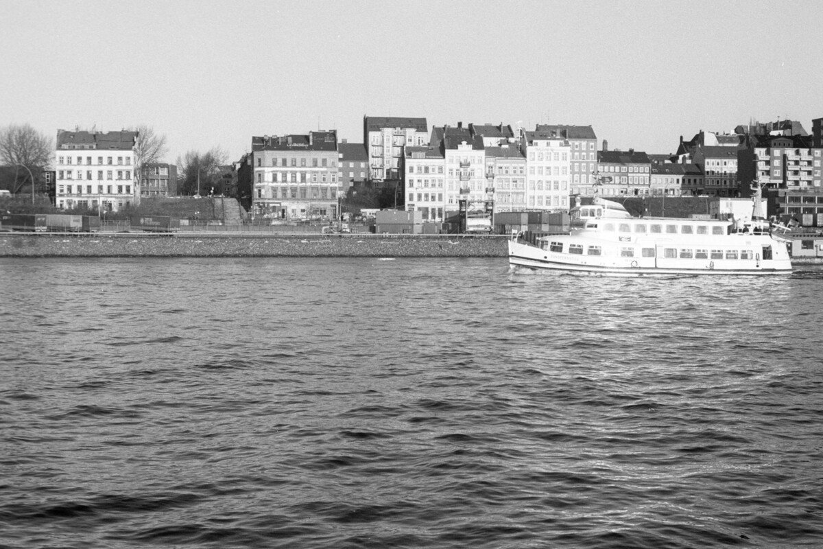 Die besetzte Häuserzeile an der Elbe am 20. Dezember 1988.