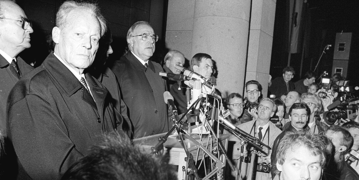 Kundgebung vor dem Rathaus SKundgebung vor dem Rathaus Schöneberg in Berlin mit Außenminister Genscher, SPD-Ehren­vorsitzendem Brandt und Bun­deskanzler Kohlchöneberg in Berlin mit Außenminister Hans-Dietrich Genscher, SPD-Ehren­vorsitzendem Willi Brandt, Regierendem Bürgermeister Walter Momper (verdeckt) und Bun­deskanzler Helmut Kohl (v.l.n.r.). Sie sprechen vor mehreren 10.000 Berliner*innen (10. Nov. 1989).