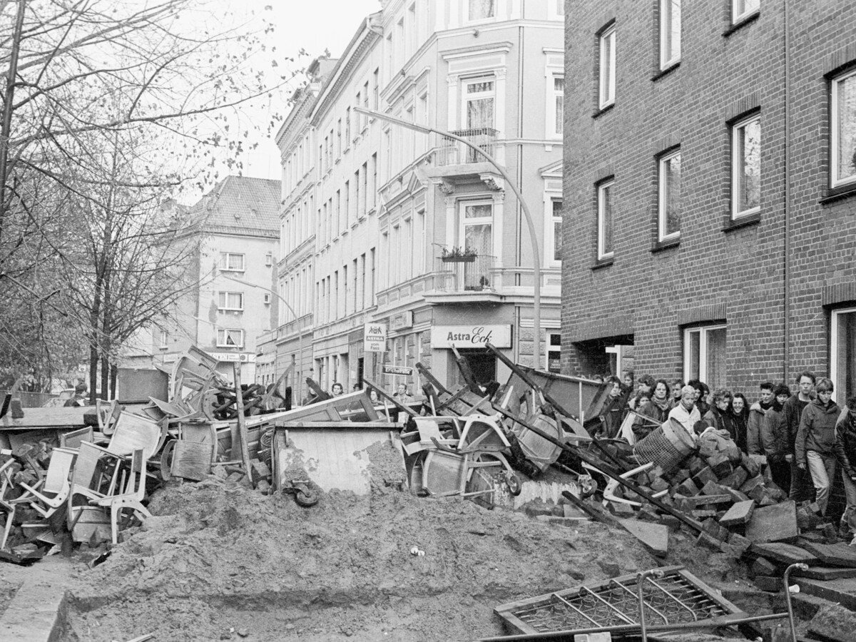 Besetzer- und Sympathisant*innen haben rund um die Hafen­straße in engen Straßen wie auch auf der vier­spur­igen Hafenrandstraße Barrikaden aufgebaut.