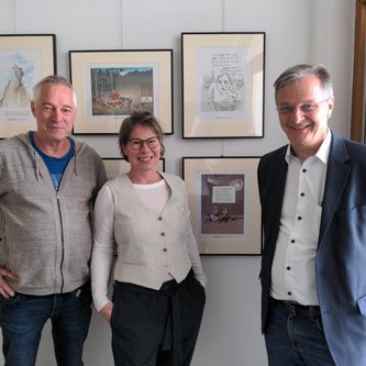 Hat die Ausstellung nach Neuhaus am Inn geholt: Daniela Salzberg. Hier mit Bürgermeister Stephan Dorn (rechts) und mir.