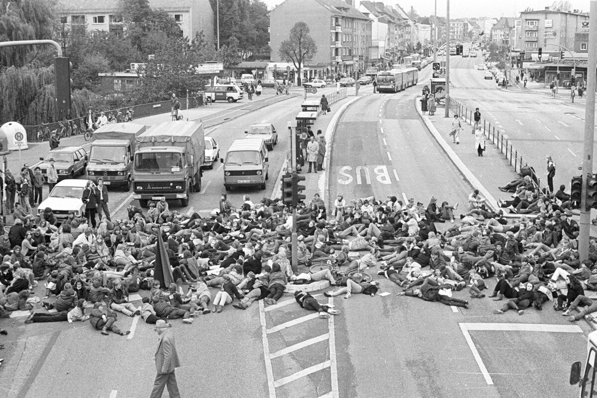 Die-In am 20. Oktober 1983 in Hamburg: Mehrere hundert Schüler*innen legen sich auf einer Haupt­verkehrs­straße wie tot zu Boden.