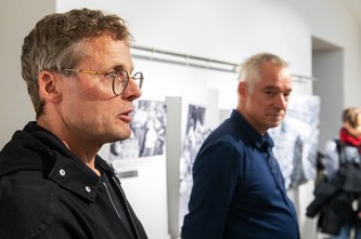 Markus Muckenschnabl von der Initiative „Wozu Demokratie” eröffnet die Ausstellung. Eine von vielen Veranstaltungen der diesjährigen Wochen zur Demokratie in Passau | Foto: Dionys Asenkerschbaumer