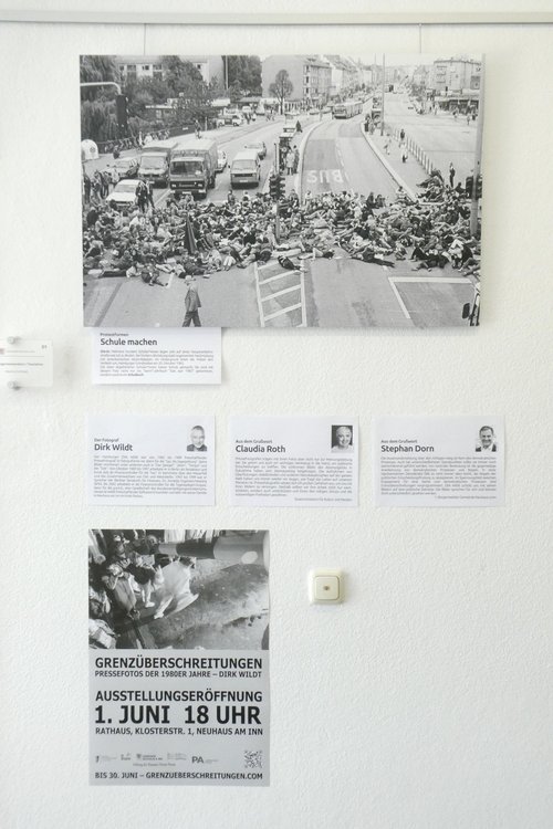 Schüler blockieren 1983 eine Hamburger Verkehrsachse: Protest gegen den damaligen NATO-Doppelbeschluss und die Aufrüstung mit US-Atomraketen. Darunter Auszüge aus den Grußworten und das Ausstellungsplakat.