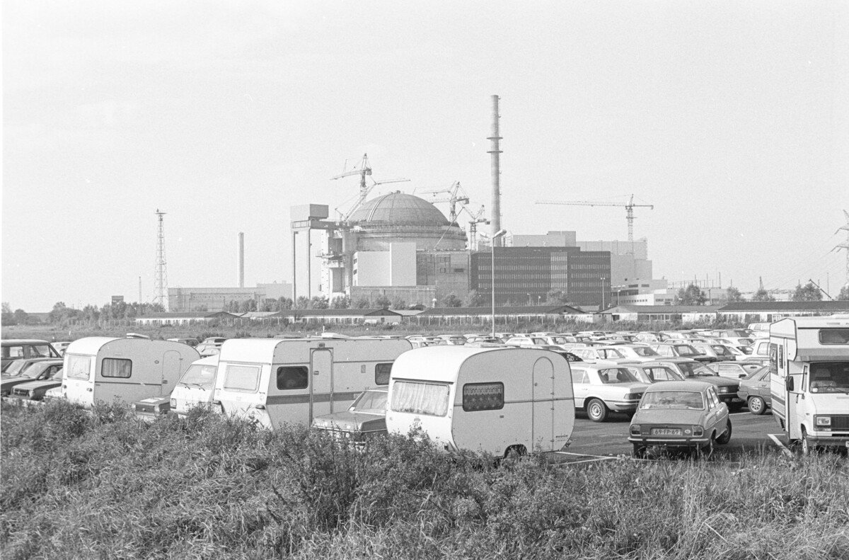 AKW Brokdorf an der Elbe im Bau: die Kuppel ist geschlossen.