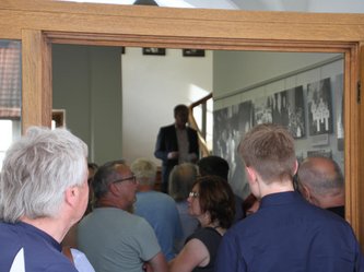 Bürgermeister Stephan Dorn (hinten) hält in der Rathaus-Galerie sein Grußwort. Das Publikum hört interessiert zu. | Foto: Matthias Weigl