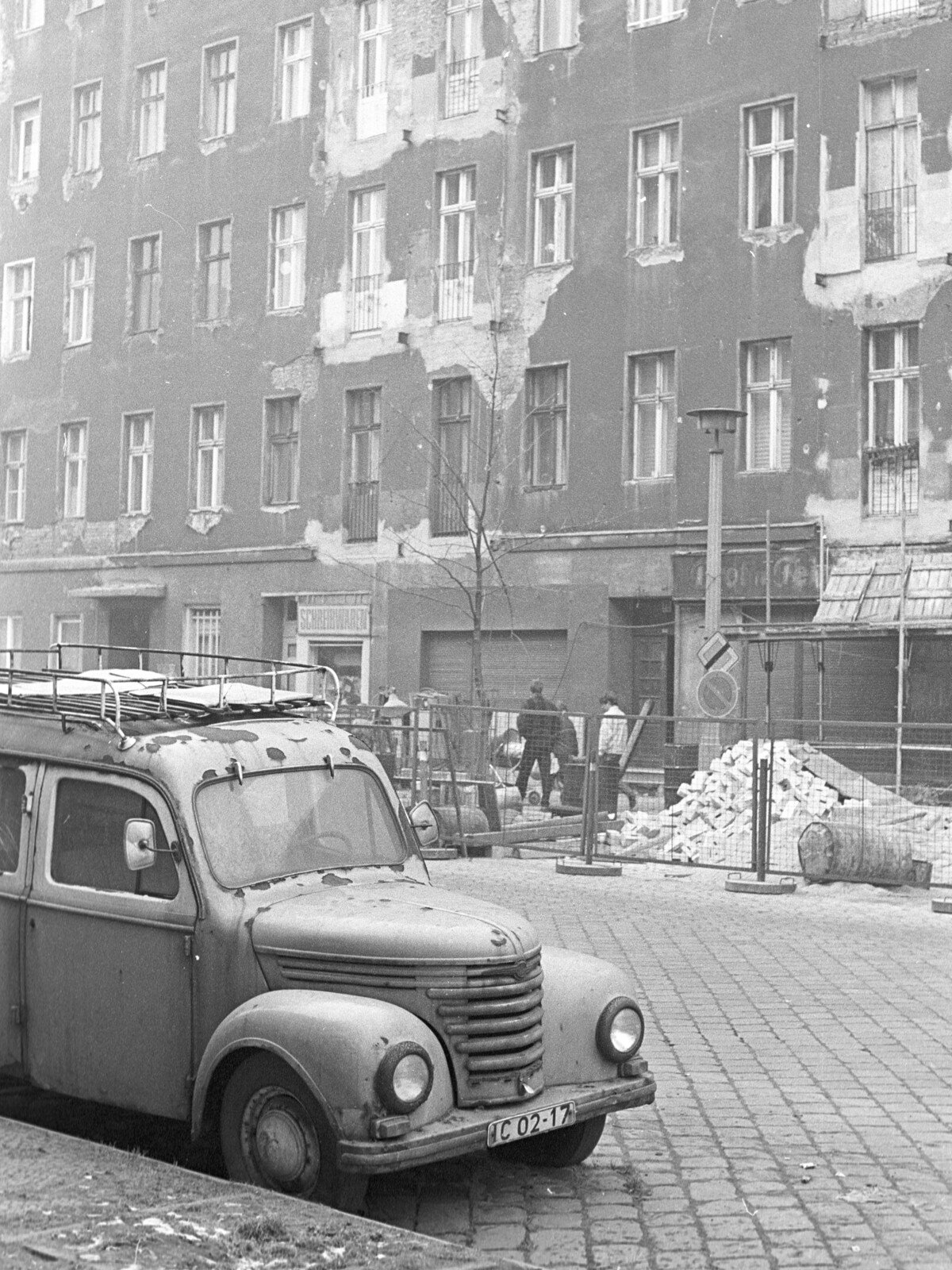 Tristesse in Ost-Berlin, der Hauptstadt der DDR: Auto und Hausfassade im Prenzlauer Berg im Januar 1990.