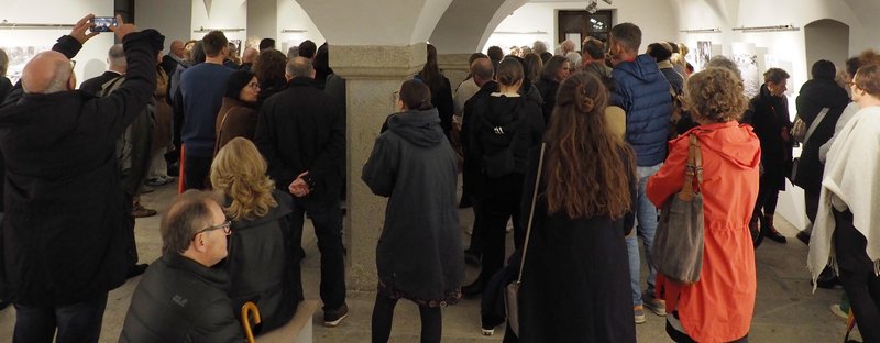 Die Agon-Ausstellungsräume waren voll. Rund 100 Neugierige aus Stadt und Kreis Passau sind an diesem Abend in die Höllgasse gekommen | Foto: Matthias Weigl