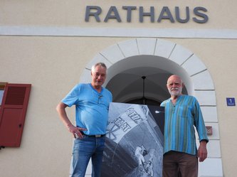 Erhard Steinhaus (rechts) war professioneller Greenpeace-Kletterer. Das Bild zeigt zwei AKW-Gegner*innen über einer Autobahn, die einen Atommüll-Transport aufhalten wollen | Foto: Matthias Weigl