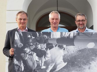 Sind Förderer der Ausstellung: Bürgermeister Stephan Dorn für die Gemeinde Neuhaus am Inn (links) und Joseph Seitz für den Kulturförderverein Neuhaus am Inn (rechts) | Foto: Matthias Weigl