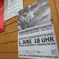 Eröffnung Grenzüberschreitungen am 1. Juni: Eins von vielen Plakaten in Neuhaus am Inn.