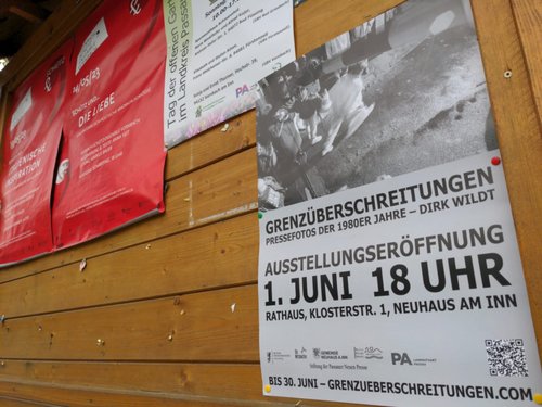 Eröffnung Grenzüberschreitungen am 1. Juni: Eins von vielen Plakaten in Neuhaus am Inn.