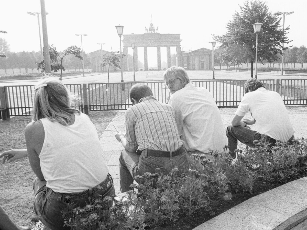 Das Branden­burger Tor am 2. September 1987 von Ost-Berliner Seite: Für nahezu alle DDR-Bürger*innen ist West-Berlin unerreichbar.